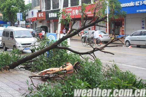 “启德”过境 大风暴雨袭防城港