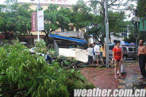 “启德”过境 大风暴雨袭防城港