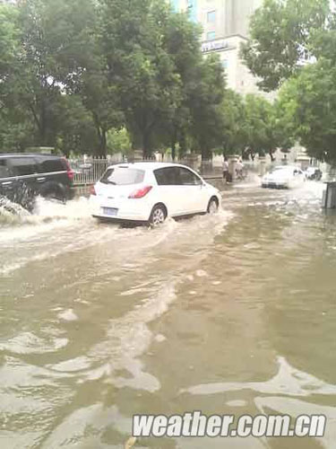 2日湖北大部遭雷雨侵袭 部分路段出现内涝