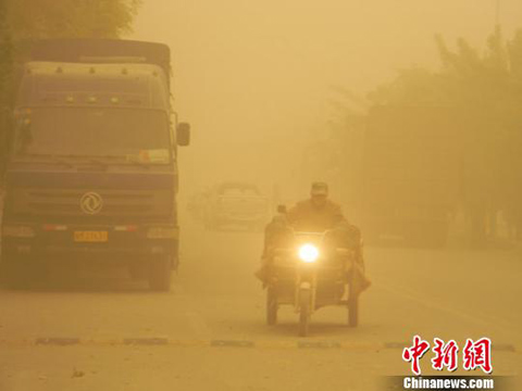 新疆罗布泊南岸遭强沙尘