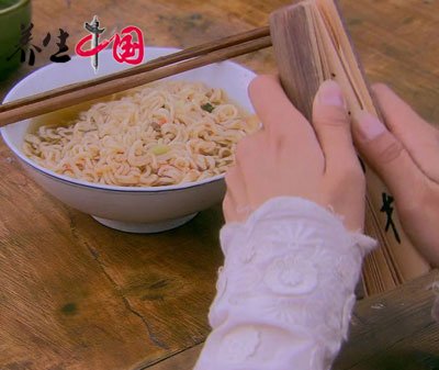 吃方便面中毒 烂葱叶作原料