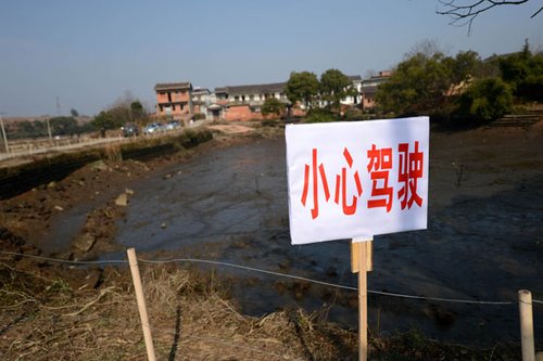 贵溪市交通部门在校车落水事故现场设置了警示牌