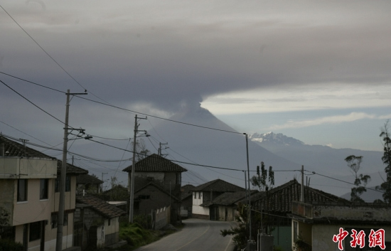 厄瓜多尔火山喷发