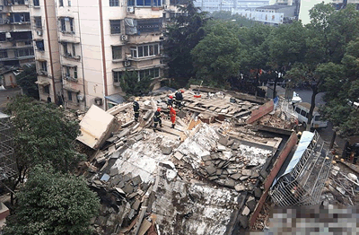 宁波楼房倒塌现场 宁波市江东区徐戎三村2幢6层楼房