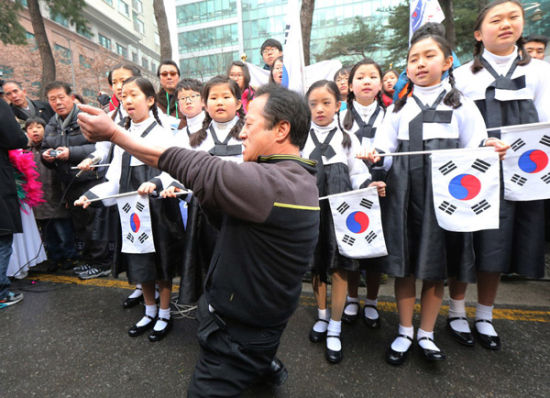 韩国男子切腹抗议日本