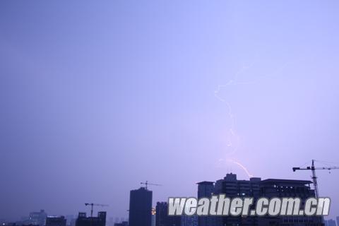 南宁夜空电闪雷鸣迎来2013年首场暴雨