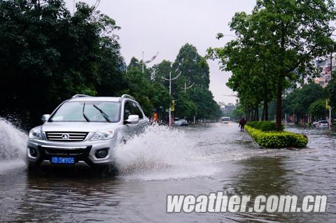 广西钦州28迎来暴雨 道路积水30多厘米影响出行