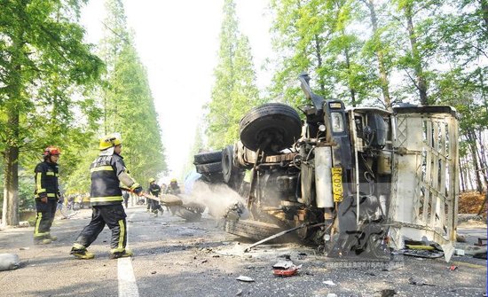 永嘉梅岙333省道上一辆液化气槽罐车侧翻