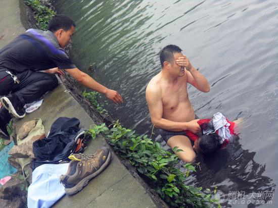 苍南51岁民警张光聪入水救跳河女孩