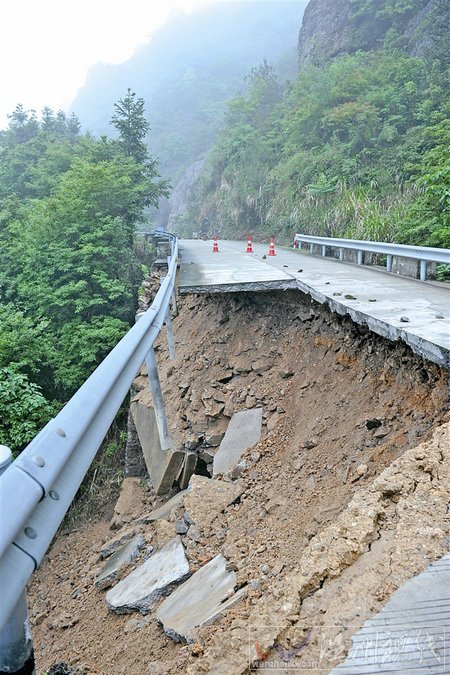 乐清淡溪镇公路坍塌现场图片