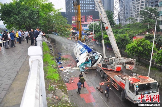 重庆车祸中客车冲出桥面造成1死多伤