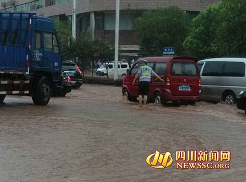 四川多地遭强雷暴袭击 暴雨引发洪涝致1人死亡