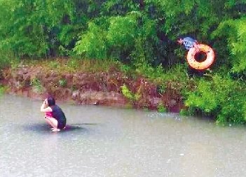 永嘉暴雨小车冲进河流，女孩蹲车顶求救