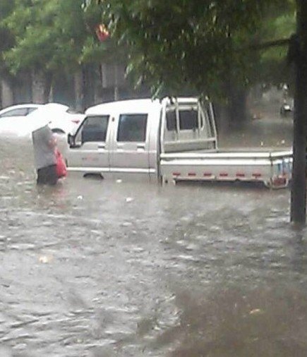 6月7日河北定州下暴雨，一名高考女生跌入排水道遇难