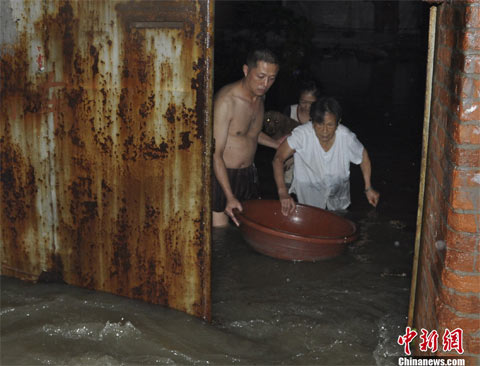 安徽暴雨造成市区最深积水达2米 9日起大部最高气温超35℃