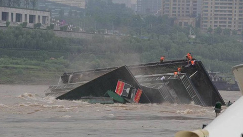 重庆嘉陵江洪峰致朝天门码头一趸船翻船 18人落水5人失踪