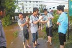 四川暴雨鱼儿游上公路 停车捡鱼成四川达州风景