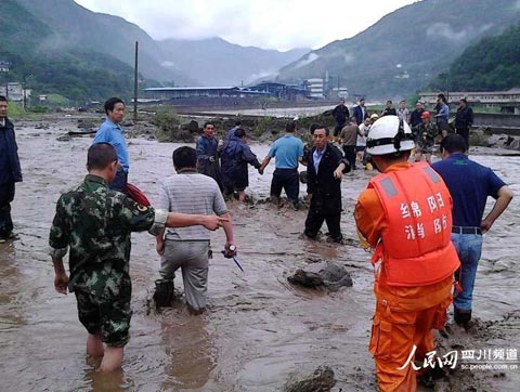 四川大暴雨来袭 绵阳出现泥石流紧急转移33人