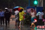 郑州喜迎暴雨 突如其来的暴雨浇灭了高温