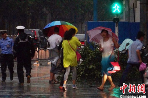 郑州喜迎暴雨 突如其来的暴雨浇灭了高温