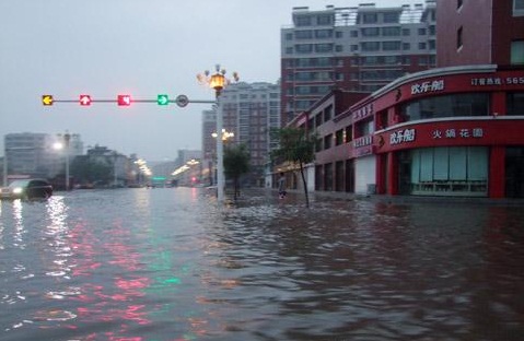 16号凌晨黑山县特大暴雨来袭 4000多户人家被水淹