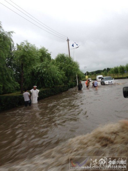 佳木斯降雨使道路出现积水阻碍交通