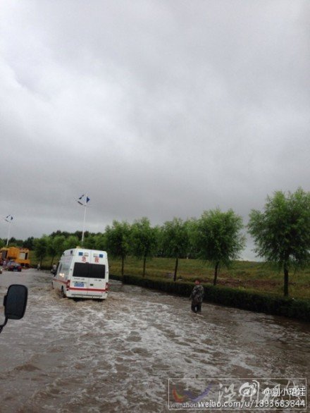 佳木斯降雨使道路出现积水阻碍交通