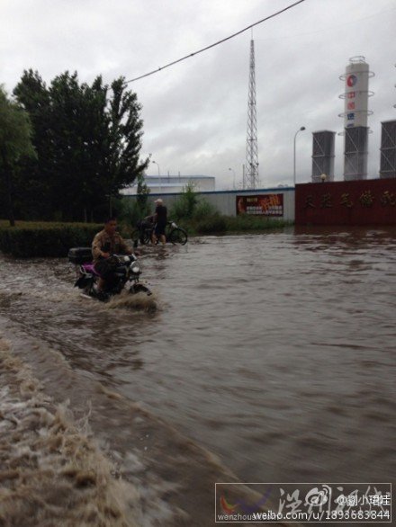 佳木斯降雨使道路出现积水阻碍交通