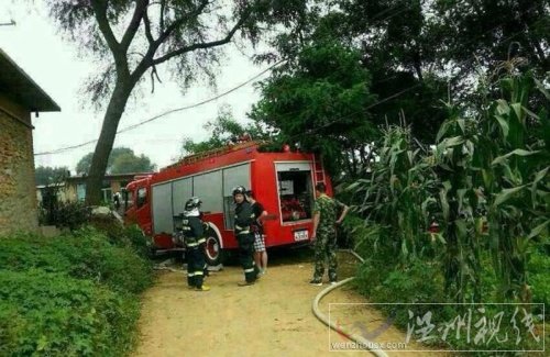 消防官兵赶到飞机出事地点