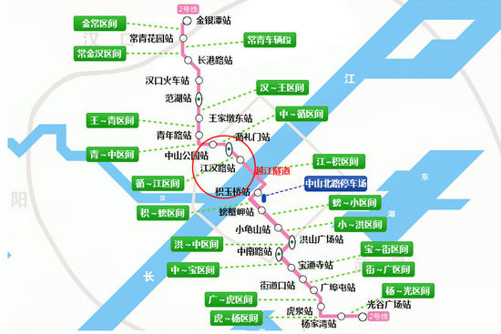 武汉地铁漏水 暴雨使地铁候车处变成下水道