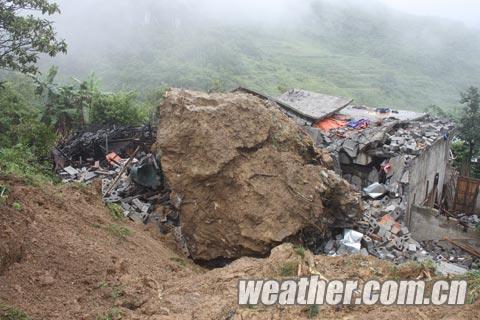 广西那坡山体滑坡 巨石砸中民房1人当场死亡