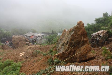 广西那坡山体滑坡 巨石砸中民房1人当场死亡