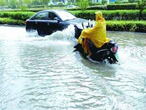 安徽25日迎来强降雨 多地雨势较强造成道路积水