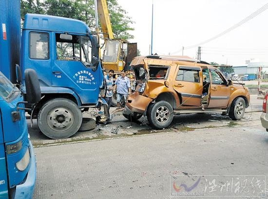 南海樵金路与罗行路口车祸现场图片