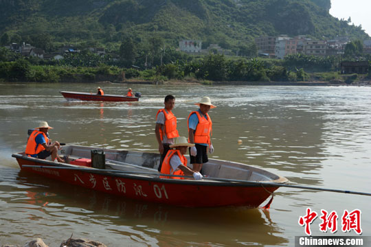 广西贺州翻船 搜救船翻船4人遇难随行记者也落水