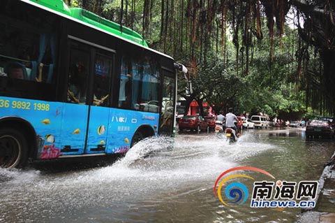 海口7日暴雨来袭 义龙路段积水严重没过膝盖