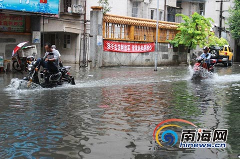 海口7日暴雨来袭 义龙路段积水严重没过膝盖