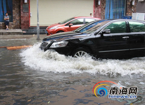 海口7日暴雨来袭 义龙路段积水严重没过膝盖