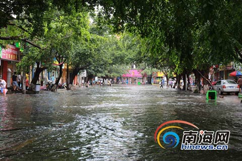 海口7日暴雨来袭 义龙路段积水严重没过膝盖