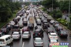 海南中秋节遇暴雨 道路拥堵菜价上涨