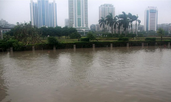 汕头海滨路海水倒灌 天兔带来大暴雨让汕头地区变成泽国