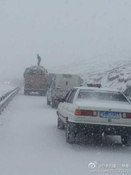 拉萨迎来第一场雪 车辆被困在雪中