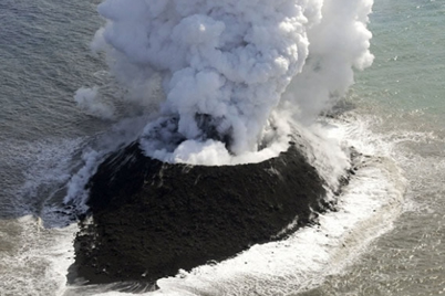 日本东京都小笠原村的西之岛附近海底火山喷发形成