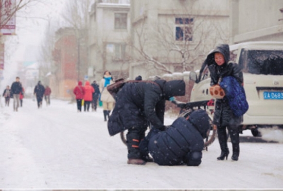 沈阳大爷雪中被撞倒不讹人