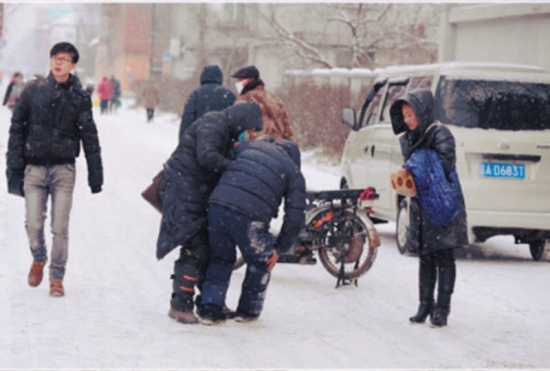 沈阳大爷雪中被撞倒不讹人