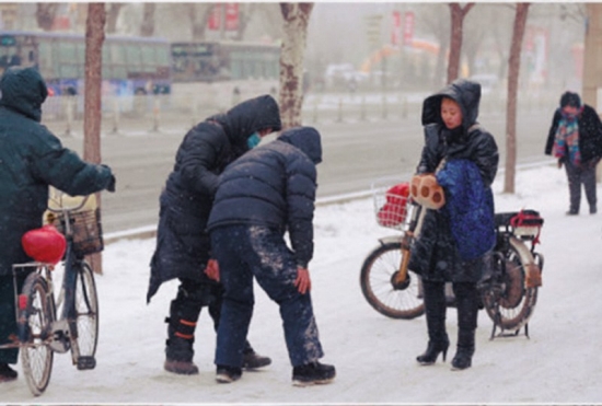 沈阳大爷雪中被撞倒不讹人