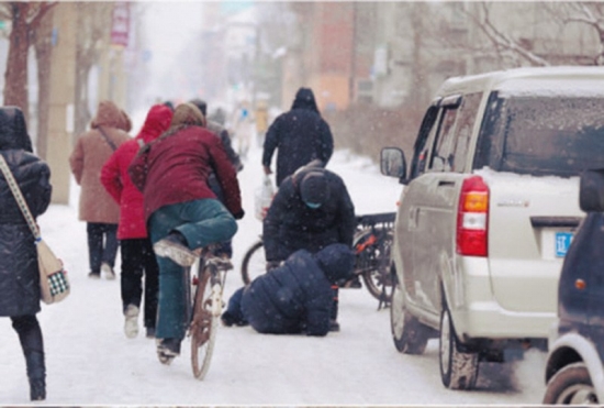 沈阳大爷雪中被撞倒不讹人