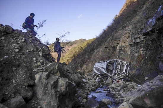 禄劝县车祸原因路面结冰七座面包车超载侧翻坠崖