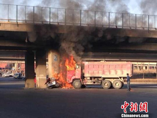 面包车起火导致车内三人遇难