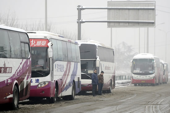 春运返程高峰遭遇暴雪